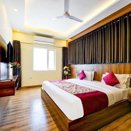 Rosewood Suites A Family Hotel Near Delhi Airport Нью-Дели Экстерьер фото
