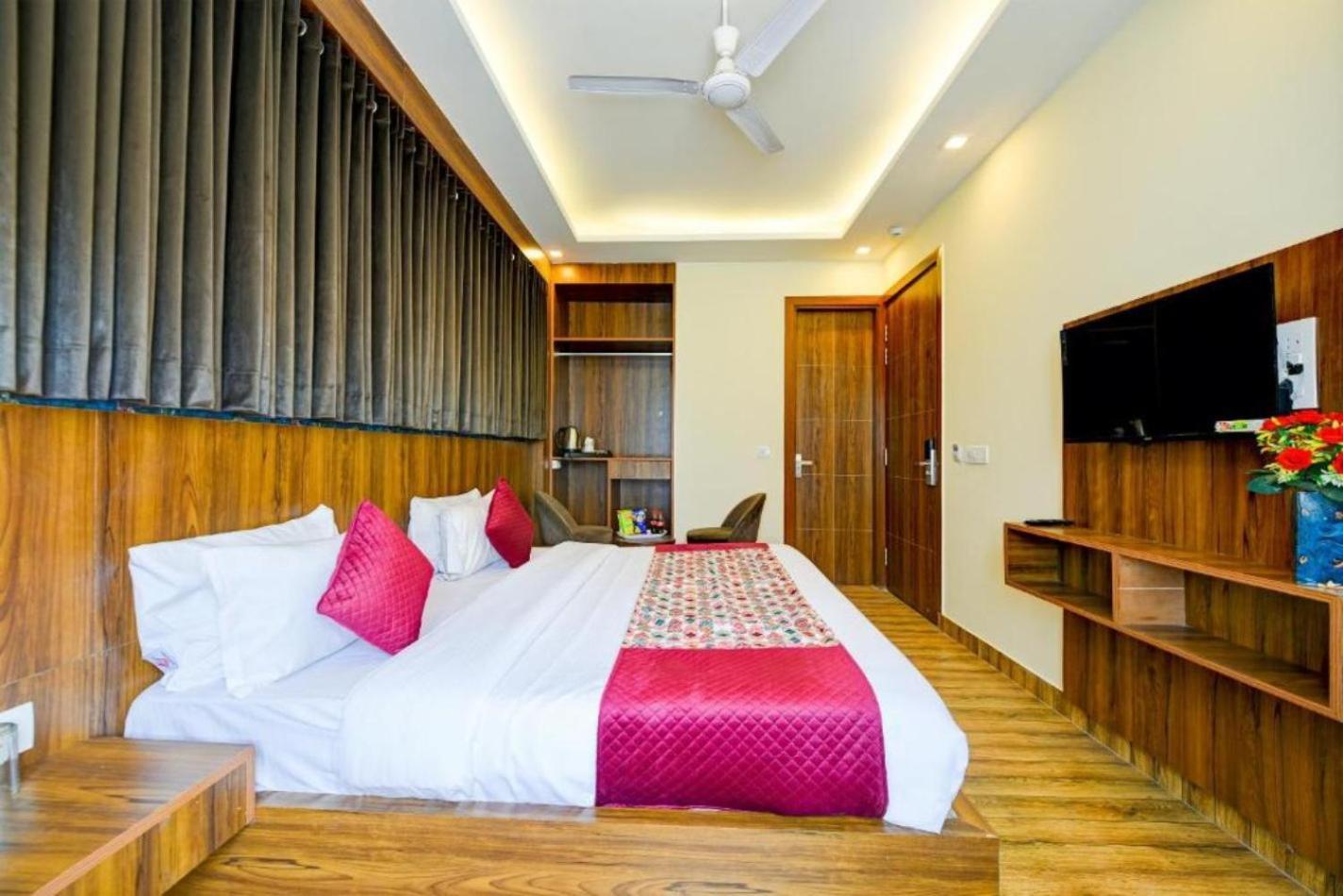 Rosewood Suites A Family Hotel Near Delhi Airport Нью-Дели Экстерьер фото