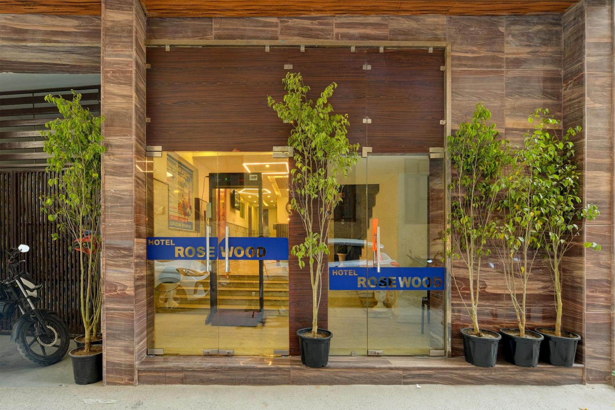 Rosewood Suites A Family Hotel Near Delhi Airport Нью-Дели Экстерьер фото